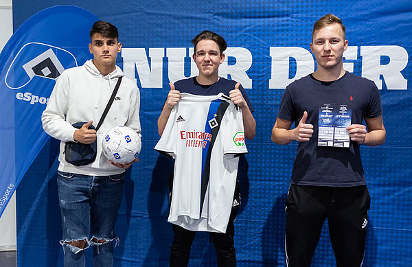 Das Podium auf einem Bild: Der 20-jährige Daniel Dwelk (3.v.l.) setzte sich im Finale gegen Niclas Luhmann (2.v.l.) durch. Den 3. Platz belegte Justin Thoma.