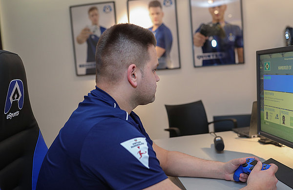 Wie bei allen drei Spielen, war auch das PS4-Match von Jannik "Testotier" Berg bis zum Ende spannend. Jannik Berg spielt FIFA 19 an der Konsole.
