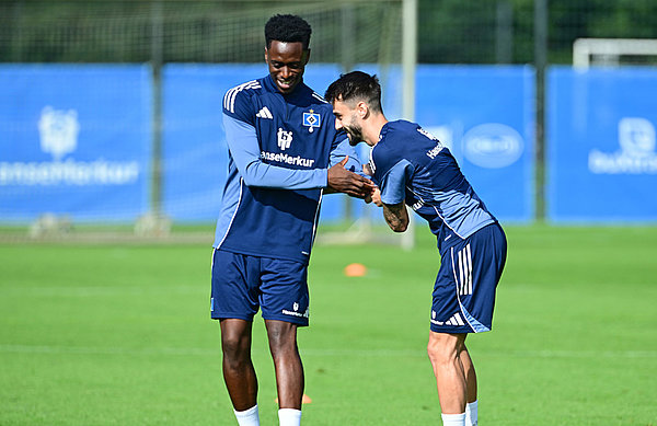 Kennen sich schon länger und unterstützen sich bei der Eingewöhnung: Sambi Lokonga und Fabio Vieira. Kennen sich schon länger und unterstützen sich bei der Eingewöhnung: Sambi Lokonga und Fabio Vieira.