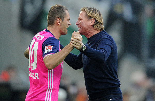 Markus Gisdol celebrates success in Gladbach with his players.