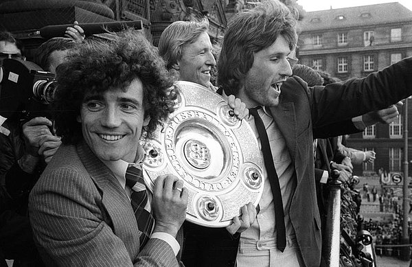 Keegan feiert 1979 den Deutschen Meistertitel mit dem HSV. Keegan feiert 1979 den Deutschen Meistertitel mit dem HSV.