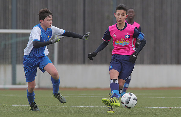 U14-Kapitän Mohammed Mohsein führt den Ball.