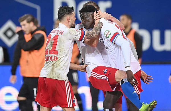 Die Entscheidung: Amadou Onana hat überaus sehenswert zum 3:0 getroffen und wird für seinen ersten HSV-Treffer gefeiert. Die Entscheidung: Amadou Onana hat überaus sehenswert zum 3:0 getroffen und wird für seinen ersten HSV-Treffer gefeiert.