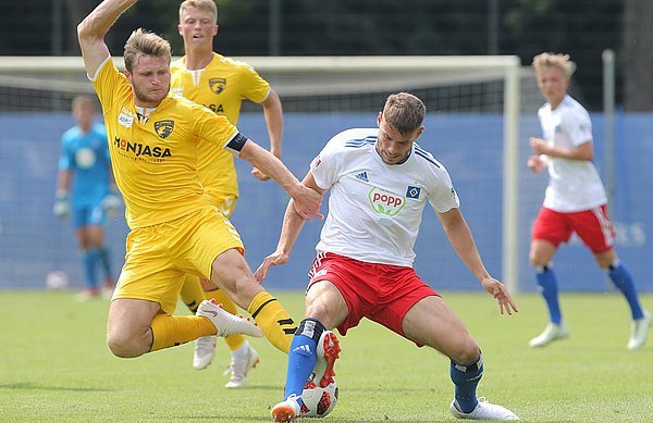 Auch gegen den BSV Schwarz-Weiß Rehden wird es wieder auf vollen Einsatz ankommen. Christian Stark im Zweikampf um den Ball.