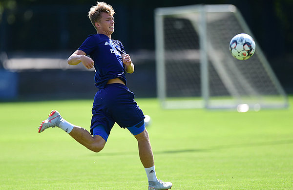 Fiete Arp sprintet im Training einem ball hinterher.