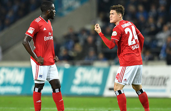 Obwohl der Japaner die Kapitänsbinde abgegeben hat, steht er seinen Mitspielern auch weiterhin mit Rat und Tat zur Seite. Gotoku Sakai coacht Orel Mangala.