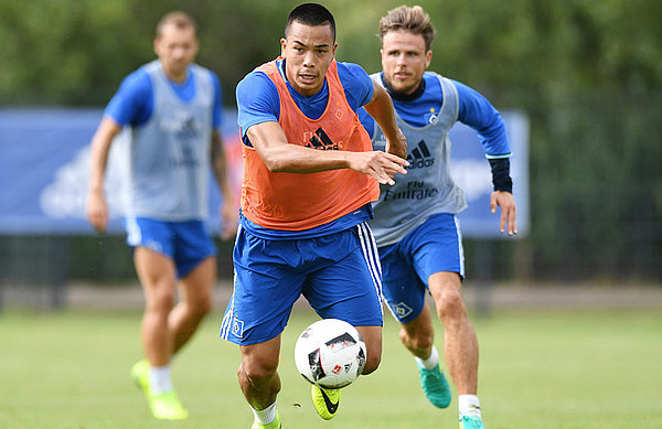 Bobby Wood and Nicolai Müller in action.