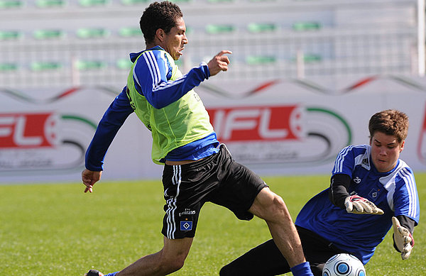 Im Januar 2009 absolvierte Alexander Meyer das Winter-Trainingslager in Dubai bei den HSV-Profis. In dieser Szene versucht er Paolo Guererro die Kugel vom Fuß zu nehmen. Alexander Meyer nimmt Paolo Guerrero den Ball ab.