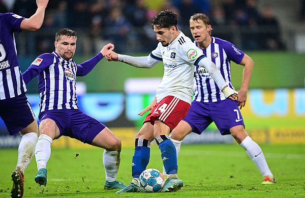 The final point: Ludovit Reis scores the 4:0 against Aue with his left-footed shot. The final point: Ludovit Reis scores the 4:0 against Aue with his left-footed shot.