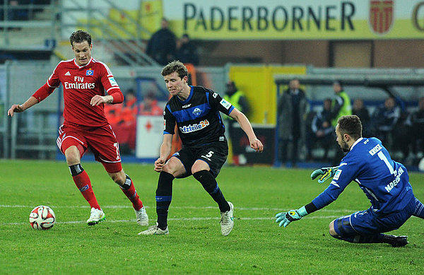 Kurz vor dem entscheidenden Moment: Partrick Ziegler legt Marcell Jansen nach gerade einmal acht Sekunden im Strafraum. Es folgt der Elfmeter und die 1:0-Führung für den HSV. Zweikampf um den Ball im Strafraum zwischen Jansen und Ziegler.