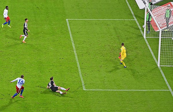 Lasogga erzielt das 2:1 für den HSV.