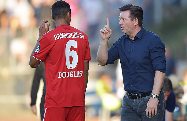 HSV-Trainer Titz gibt Douglas Santos Anweisungen.