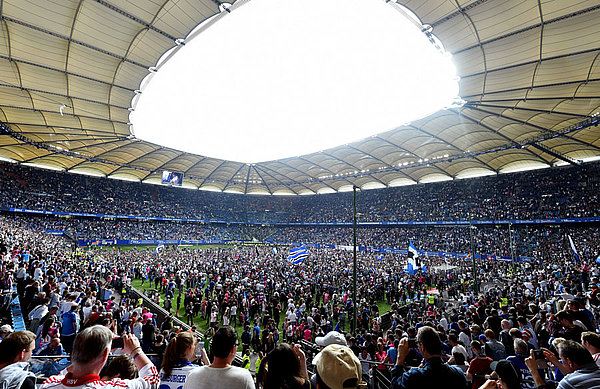Grenzenloser Jubel: Die Fans feierten nach dem Abpfiff die Spieler.