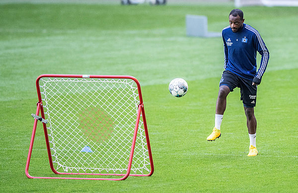 Im Kleingruppentraining arbeiten David Kinsombi und seine Kollegen vor allem im individuellen Bereich. Hier übt der zentrale Mittelfeldspieler am Fußball-Rebounder. Kinsombi am Fußball-Rebounder.