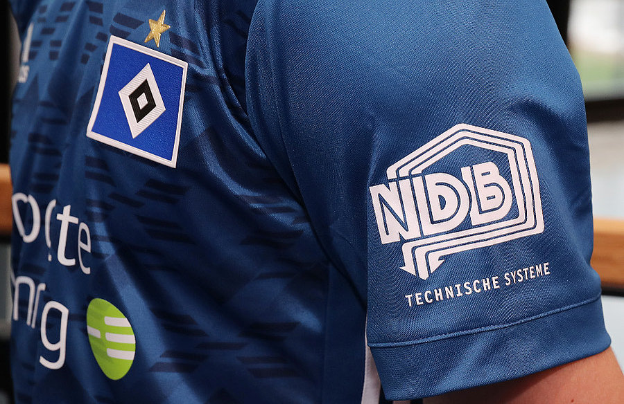 Da ist es: Das Firmenlogo von NDB auf dem HSV-Trikot.