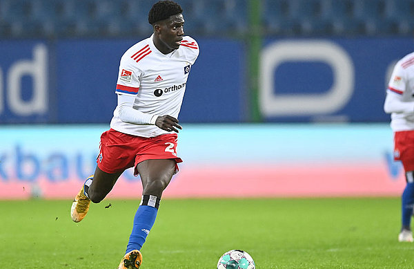 Amadou Onana sorgte gestern - genauso wie die anderen Einwechselspieler - für einen positiven Impuls. Der 19-Jährige erzielte sein zweites Tor für die HSV-Profis. Amadou Onana sprintet.