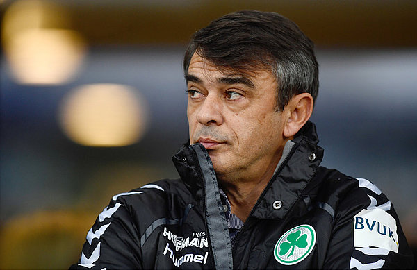 Fürth-Coach Damir Buric ist ein erfahrener Mann in der zweiten Liga. Mit seiner Mannschaft ist er erfolgreich in die laufende Spielzeit gestartet. Damir Buric blickt kritisch aufs Spielfeld.