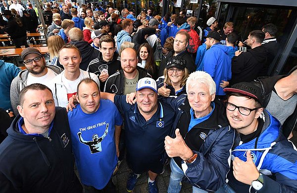 HSV.de traf HSV-Fans aus fünf Ländern: v.li. Marcel Seeger (Liechtenstein), Torsten Spielmann (Niederlande), Leonhard Schöll (Südtirol), Theo Kremer (Belgien) und Daniel Ebach (Schweiz). 