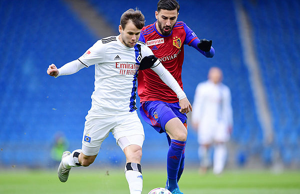 Louis Schaub zeigte in seinen 63 Einsatzminuten beim FC Basel einige gute Ansätze und legte Jeremy Dudziak mit einem schönen Steckpass das 1:0 auf. Louis Schaub im Zweikampf.
