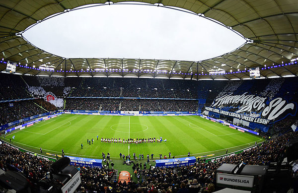 Mit dieser stimmungsvollen Atmosphäre wurden die Mannschaften im ausverkauften Volksparkstadion zum 103. Hamburger Stadtderby empfangen.