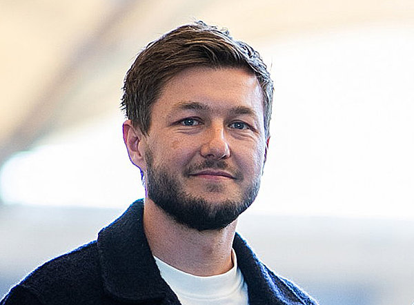 "Wir als HSV distanzieren uns maximal von diesem Verhalten" - Cornelius Göbel, Direktor Fans, Kultur & Markenidentität, bezieht klar Stellung zu den Gewalt-Vorfällen auf dem Kiez. "Wir als HSV distanzieren uns maximal von diesem Verhalten" - Cornelius Göbel, Direktor Fans, Kultur & Markenidentität, bezieht klar Stellung zu den Gewalt-Vorfällen auf dem Kiez.