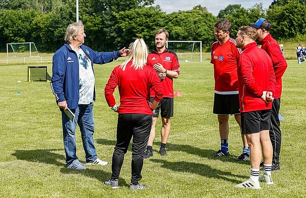 Tipps von einer Legende: Überraschungsgast Horst Hrubesch tauschte sich intensiv mit den Coaches der HSV-Fußballschule in Neumünster aus und beobachtete das Training aufmerksam von der Seitenlinie.