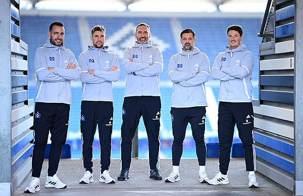 Neben Tim Walter (Mitte) haben auch Sven Höh (li.), Julian Hübner (2.v.l.), Filip Tapalovoc (2.v.r.) und Merlin Polzin (re.) ihre Verträge bis 2024 verlängert. Neben Tim Walter (Mitte) haben auch Sven Höh (li.), Julian Hübner (2.v.l.), Filip Tapalovoc (2.v.r.) und Merlin Polzin (re.) ihre Verträge bis 2024 verlängert.