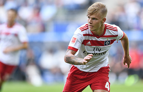 Sichtlich gereift: Auf Rick van Drongelens Bundesliga-Debüt im HSV-Dress gegen den FC Augsburg folgten mehr als 90 weitere Pflichtspiele für die Rothosen. Sichtlich gereift: Auf Rick van Drongelens Bundesliga-Debüt im HSV-Dress gegen den FC Augsburg folgten mehr als 90 weitere Pflichtspiele für die Rothosen.