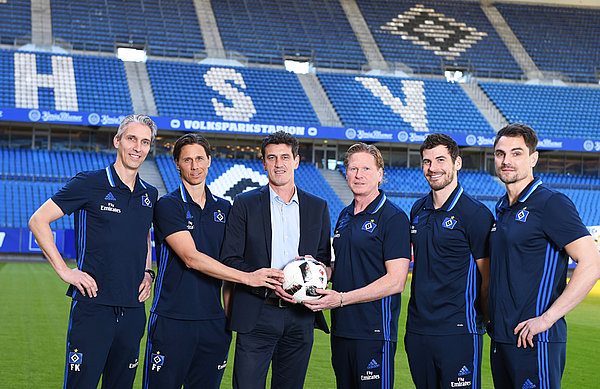 Die Co-Trainer Frank Kaspari und Fröhling, Sportchef Jens Todt, Cheftrainer Markus Gisdol, Athletiktrainer Daniel Müssig und Torwarttrainer Stefan Wächter (v.l.) sind erfreut über die weitere Zusammenarbeit.