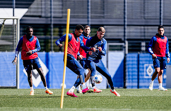 Robert Glatzel and Ignace Van der Brempt compete for the ball.