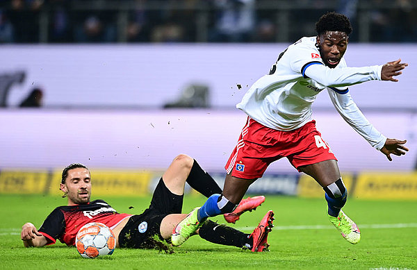 Der Augenblick, der zum 1:0 führte: Korb trifft Alidou im Strafraum, den fälligen Strafstoß verwandelte dann Kittel sicher zur HSV-Führung.