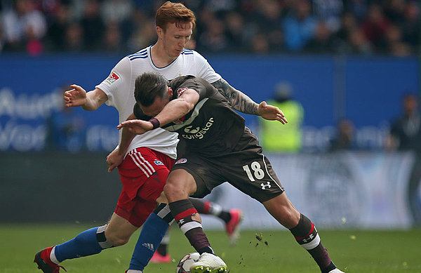 David Bates im Zweikampf mit Dimitrios Diamantakos.