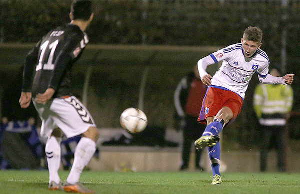 Am 14. Dezember des letzten Jahres trennte sich die Zwote des HSV vom FC St. Pauli an der Hagenbeckstraße mit 1:1 - hier Dren Feka. Dren Feka schißet den Ball.