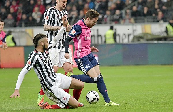 Es war ein kämpferischer Auftritt der Rothosen bei Eintracht Frankfurt. Nicolai Müller im Zweikampf.