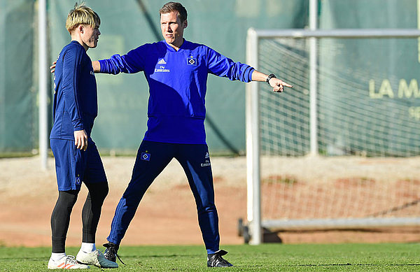 Hannes Wolf avoids small talk with players and sticks to the topic of football.