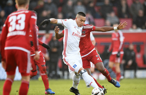 "Jeden Zweikampf führen, als wenn es der letzte ist" - das ist es, was laut Markus Gisdol gefehlt hat. Bobby Wood im Zweikampf im Spiel gegen Ingolstadt.