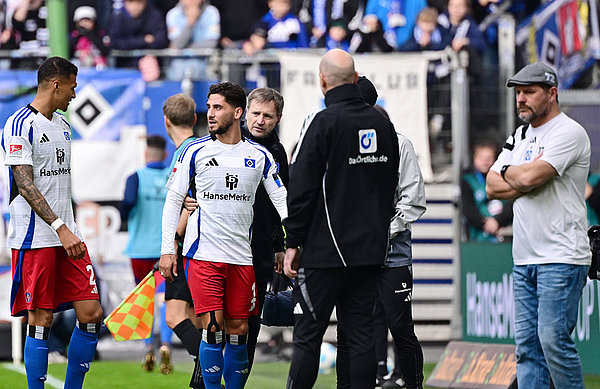 Mannschaftsarzt Dr. Wolfgang Schillings führt Ludovit Reis vom Platz, Trainer Steffen Baumgart musste somit nach einer halben Stunde seine Elf erneut umbauen. Mannschaftsarzt Dr. Wolfgang Schillings führt Ludovit Reis vom Platz, Trainer Steffen Baumgart musste somit nach einer halben Stunde seine Elf erneut umbauen.
