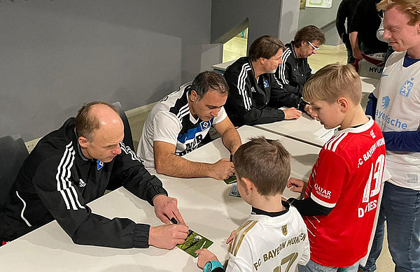 David Jarolim, Mehdi Mahdavikia, Michael Oenning und Harald Spörl (v.l.) schrieben viele Autogramme für junge und vor allem auch ältere HSV- und Fußball-Fans.