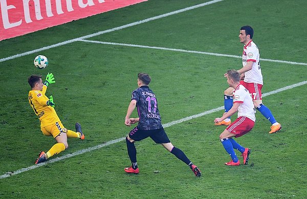 Der letzlich entscheidende Moment der Partie: Lewis Holtby krönt sein starkes Solo und erzielt das unglaublich wichtige 1:0 für den HSV.