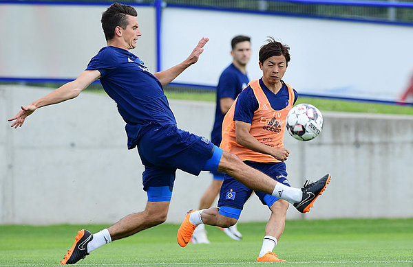 Der 28-jährige Mittelfeldspieler möchte den jungen Spielern wie Tatsuya Ito nicht nur auf dem Platz etwas mitgeben. Christoph Moritz und Tasuya Ito im Zweikampf.