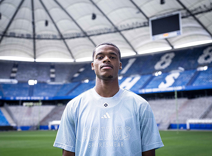 Warmed Omari signs for HSV