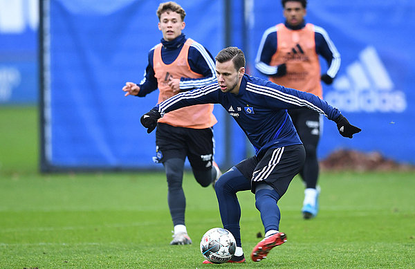 Louis Schaub mit einem Steilpass im Training.