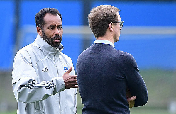 "Zügel nicht schleifen lassen" - Cheftrainer Daniel Thioune im Gespräch mit Sportdirektor Michael Mutzel. "Zügel nicht schleifen lassen" - Cheftrainer Daniel Thioune im Gespräch mit Sportdirektor Michael Mutzel.