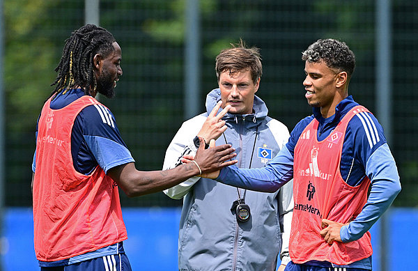 Auf Anhieb im Kreis der Mannschaft um Cheftrainer Merlin Polzin und Angreifer Ransford Königsdörffer angekommen: HSV-Neuzugang Jordan Torunarigha. 