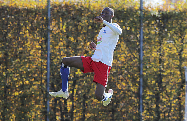 Eine Vorlage, ein Tor, ein perfekter Jubel: der Arbeitsnachweis von Aaron Opoku. Eine Vorlage, ein Tor, ein perfekter Jubel: der Arbeitsnachweis von Aaron Opoku.
