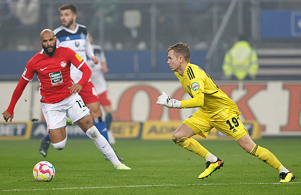 Plötzlich im Fokus: Im Hinrundenspiel gegen den FCK (1:1) feierte Matheo Raab in Vertretung von Daniel Heuer Fernandes sein HSV-Debüt.