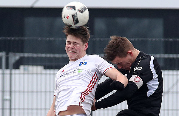 Julian Ulbricht (l.) im Kopfballduell mit Energie-Kapitän Max Grundmann.