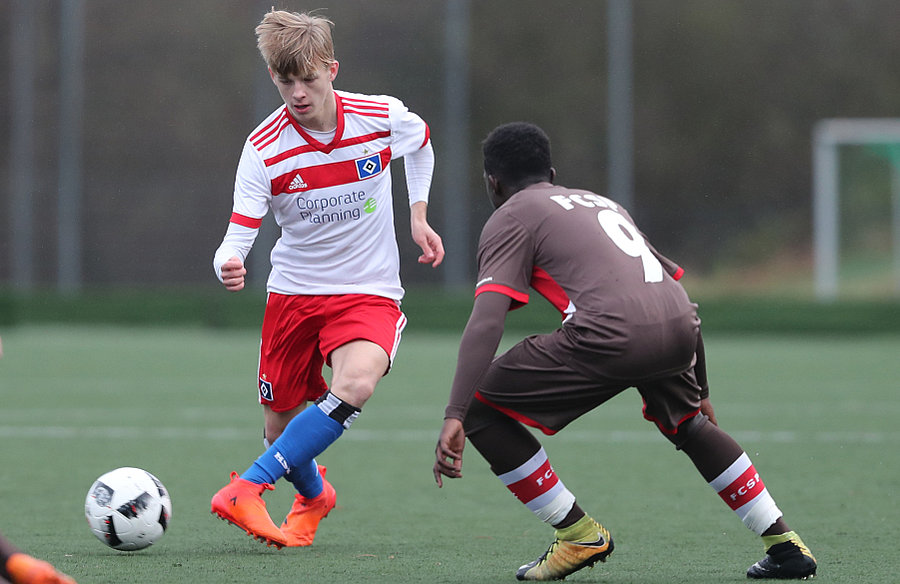 U16-Kicker Robin Velasco im Duell mit Carlos Mamadu Vaz Baio vom FC St. Pauli.