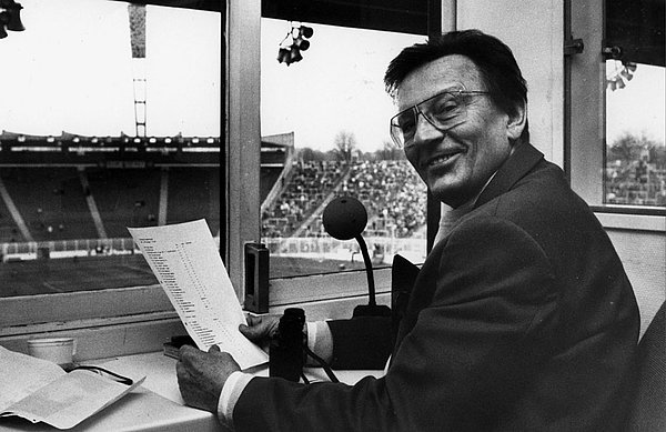 Jo Brauner sitzt in der Sprechkabine im alten Volksparkstadion.