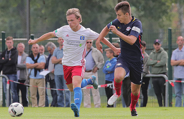 Tobias Fagerström und seine Kollegen zeigten ein starkes Spiel gegen RB, konnten sich dafür aber nicht belohnen. Tobias Fagerström treibt den Ball durchs Mittelfeld des HSV.